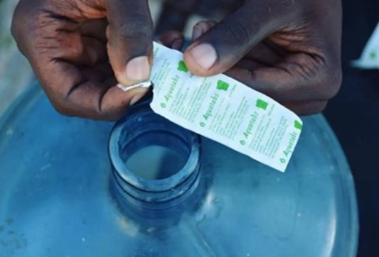 【避難包輕量化】別再扛 9 公斤水！靠「50 克淨水錠」實現 50 公升安全飲水：三步過濾實戰教學