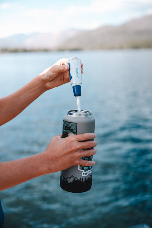 在湖畔使用 Steripen 紫外線淨水器處理飲用水