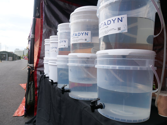 宜蘭國家防災演習現場排列的 KATADYN Rapidyn 重力濾水桶