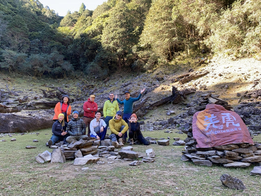 隊員在山中營地合影