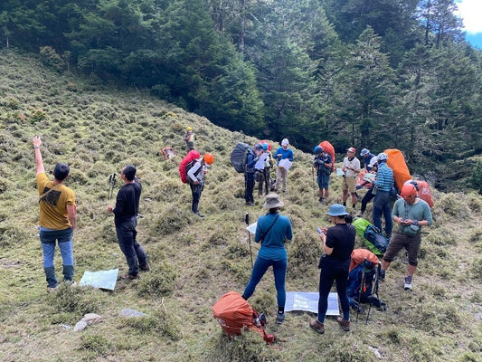 登山隊員在開闊草地進行練習