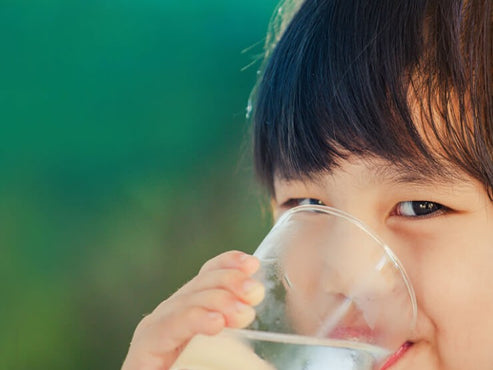 孩子拿著水杯喝水